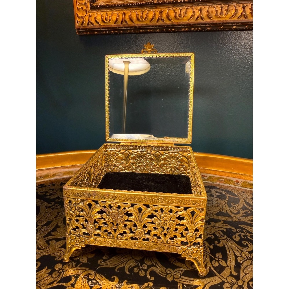 Vintage Gold Filigree Jewelry Casket with Glass Lid & Velvet Interior - Picture 5 of 17